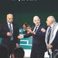 Infantino, no congresso da FIFA, com os representantes das federações israelita e palestiniana