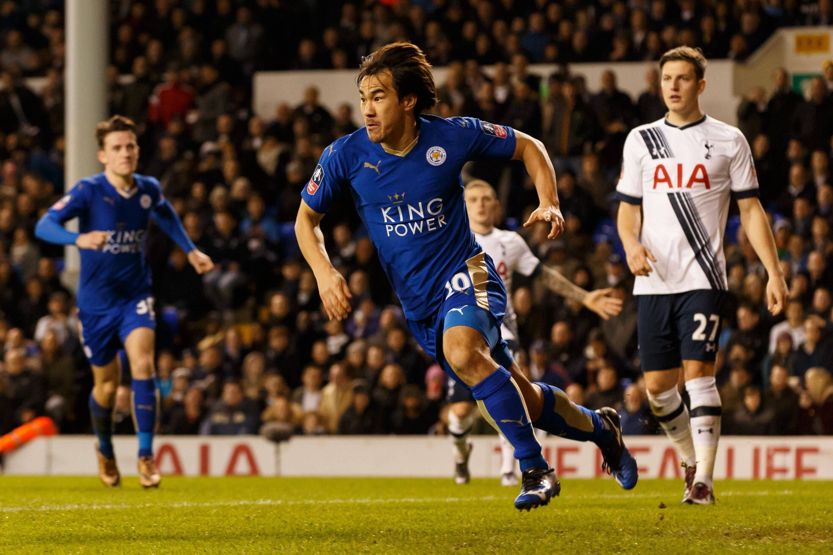 Shinji Okazaki ainda passou por Espanha (Huesca e Cartagena) e Bélgica (Sint-Truiden) antes de pendurar as chuteiras. Fundou e é dono do FC Basara Mainz, um clube da sexta divisão que desenvolve talentos japoneses na Alemanha