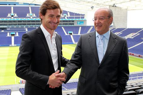 André Villas-Boas e Pinto da Costa em junho de 2010, quando o primeiro foi apresentado como treinador (A BOLA)