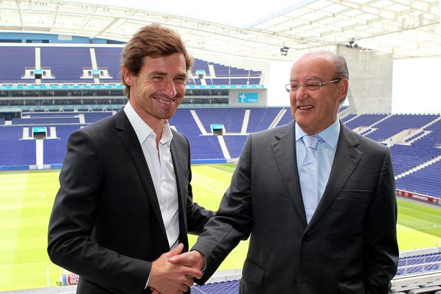 André Villas-Boas e Pinto da Costa em junho de 2010, quando o primeiro foi apresentado como treinador (A BOLA)