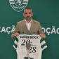 Rui Borges com a camisola que assinala a renovação até 2028 (Foto Miguel Nunes)