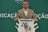 Rui Borges com a camisola que assinala a renovação até 2028 (Foto Miguel Nunes)