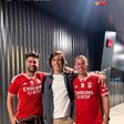 Álvaro Carreras tira fotografia com adeptos do Benfica em Espanha
