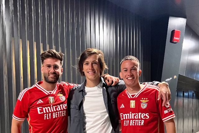 Álvaro Carreras tira fotografia com adeptos do Benfica em Espanha