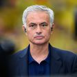 Mourinho com cara de poucos amigos assobiado por adeptos do Dortmund (vídeo)