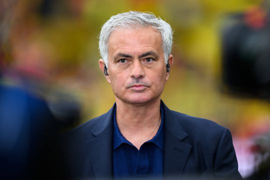 Mourinho com cara de poucos amigos assobiado por adeptos do Dortmund (vídeo)