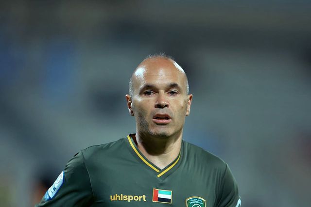 Iniesta desce de divisão com o Emirates Club