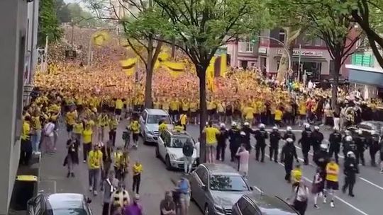 Mar de adeptos do Borussia Dortmund em Londres