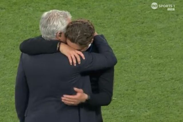 Vídeo: Mourinho consolou Terzic após derrota na final da Champions