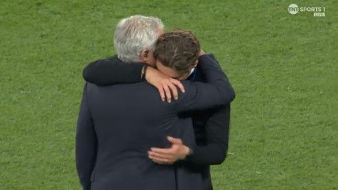 Vídeo: Mourinho consolou Terzic após derrota na final da Champions