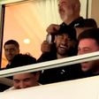 Vídeo: adeptos cantam «Messi» para chatear Ronaldo e Neymar ri-se