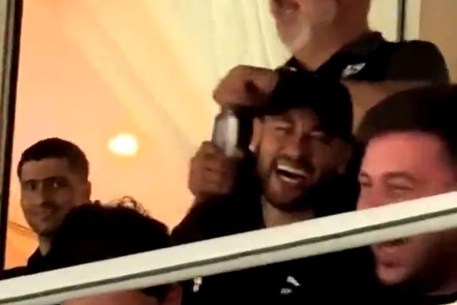 Vídeo: adeptos cantam «Messi» para chatear Ronaldo e Neymar ri-se