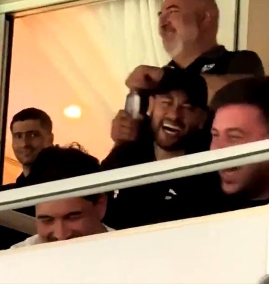 Vídeo: adeptos cantam «Messi» para chatear Ronaldo e Neymar ri-se
