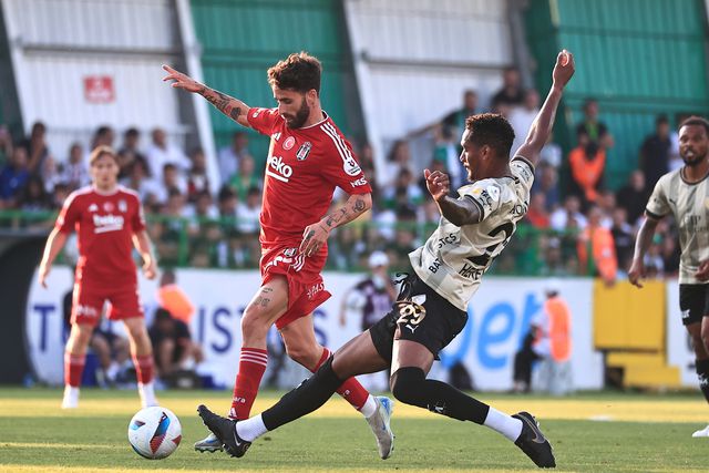 Golos portugueses na goleada do Besiktas não chegam para o terceiro lugar