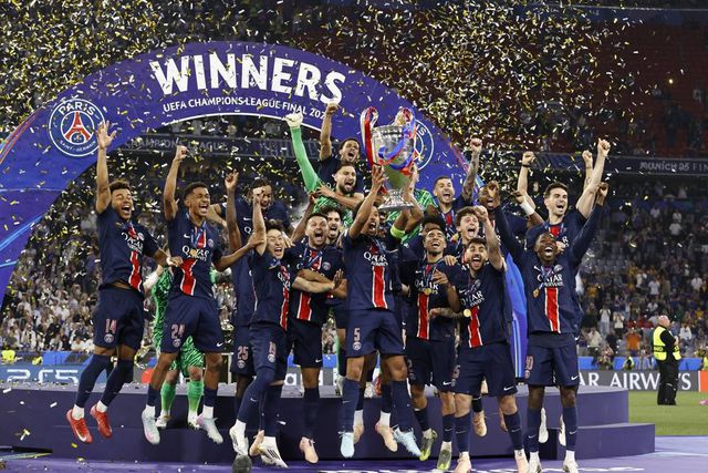 Jogadores do PSG erguem a 'orelhuda'