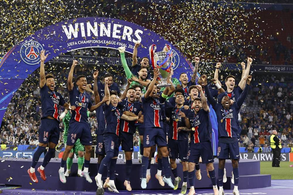 Dois portugueses na equipa da época da Champions League