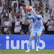 Courtois, guarda-redes do Real Madrid, agarra a bola (Foto: IMAGO)
