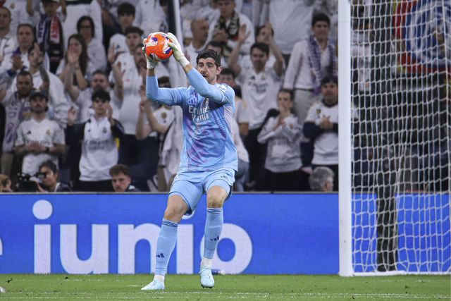 Courtois, guarda-redes do Real Madrid, agarra a bola (Foto: IMAGO)