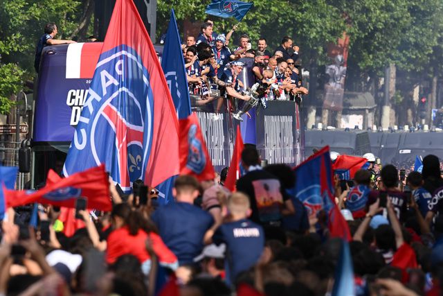 Dos discursos de Macron ao mortal de João Neves: o dia de festa do PSG