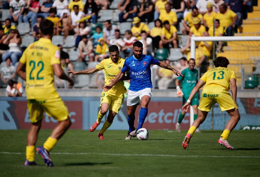 Nuno Tomás discute a bola com Rui Fonte