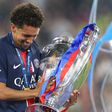 Marquinhos não arrisca a 'orelhuda' e põe o cinto no troféu da Champions (vídeo)