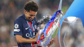 Marquinhos não arrisca a 'orelhuda' e põe o cinto no troféu da Champions (vídeo)