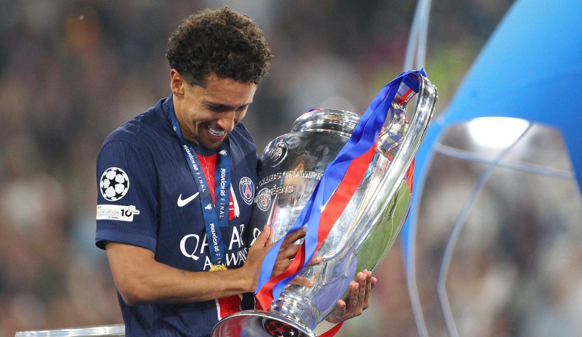 Marquinhos não arrisca a 'orelhuda' e põe o cinto no troféu da Champions (vídeo)
