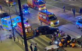 Carro abalroa multidão e fere quatro da mesma família na festa da vitória do PSG  