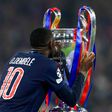 Dembélé a beijar a taça