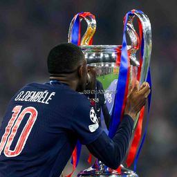Dembélé a beijar a taça
