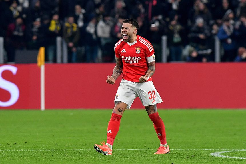 Nicolàs Otamendi festeja no jogo com a Juventus, a 29 de janeiro de 2025