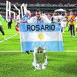Di María com o nome da cidade de Rosário estampado na bandeira da Argentina, nos festejos da conquista da Champions no Real Madrid, em 2014