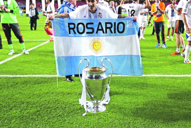 Di María com o nome da cidade de Rosário estampado na bandeira da Argentina, nos festejos da conquista da Champions no Real Madrid, em 2014