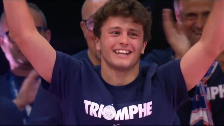Vídeo: João Neves dá pirueta na festa do PSG (e Djokovic aprova)