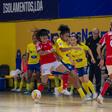 Lance do duelo entre Benfica e Nun’Álvares - Foto: FPF