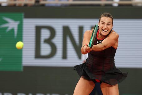 Sabalenka não cede ao brilho de Osaka e já está nos 'quartos' em Roland Garros