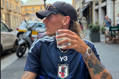 Mangas com uma camisola da seleção do Japão (Foto Instagram/ricardomangas)
