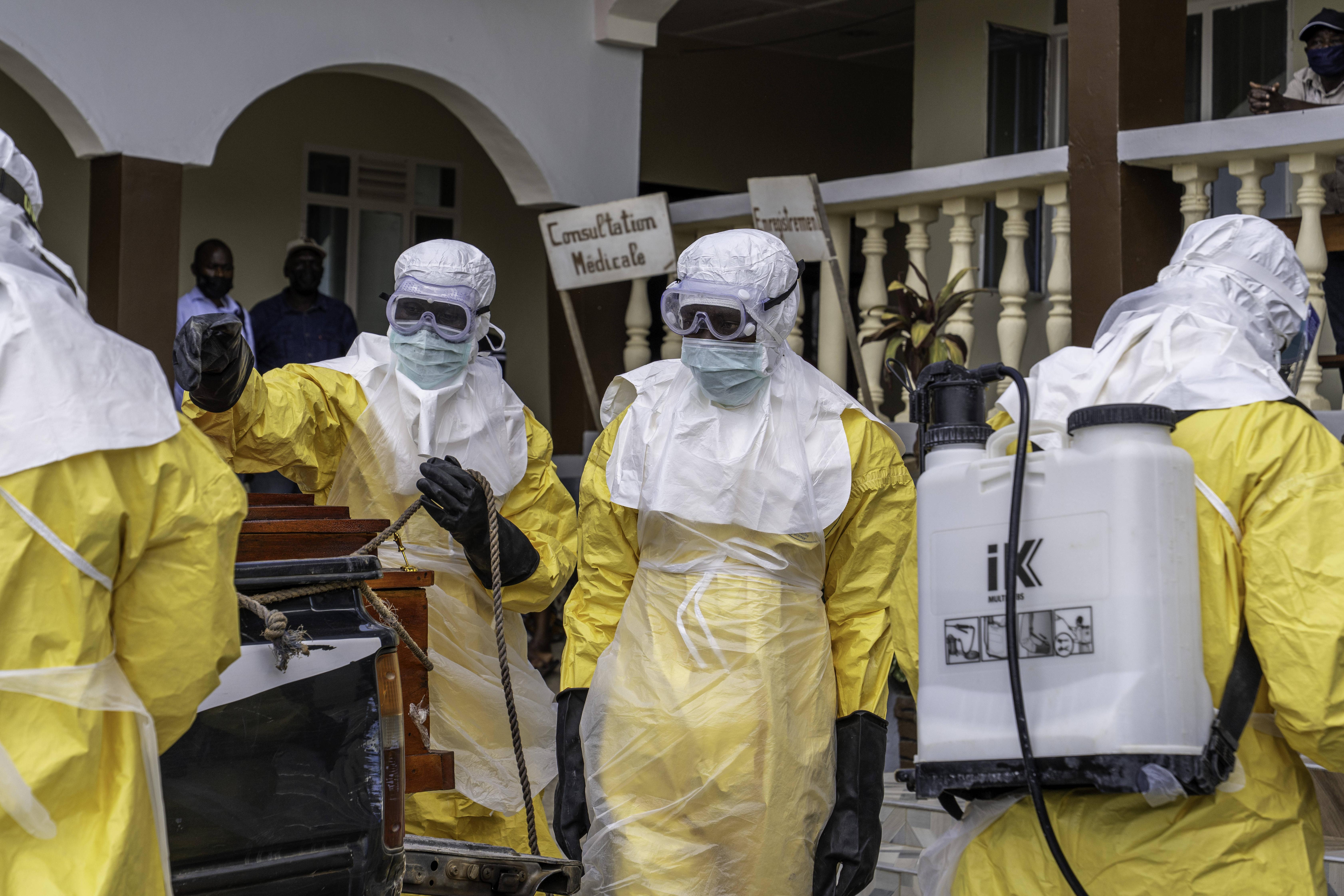 Trabalhadores de saúde protegem-se na RD Congo