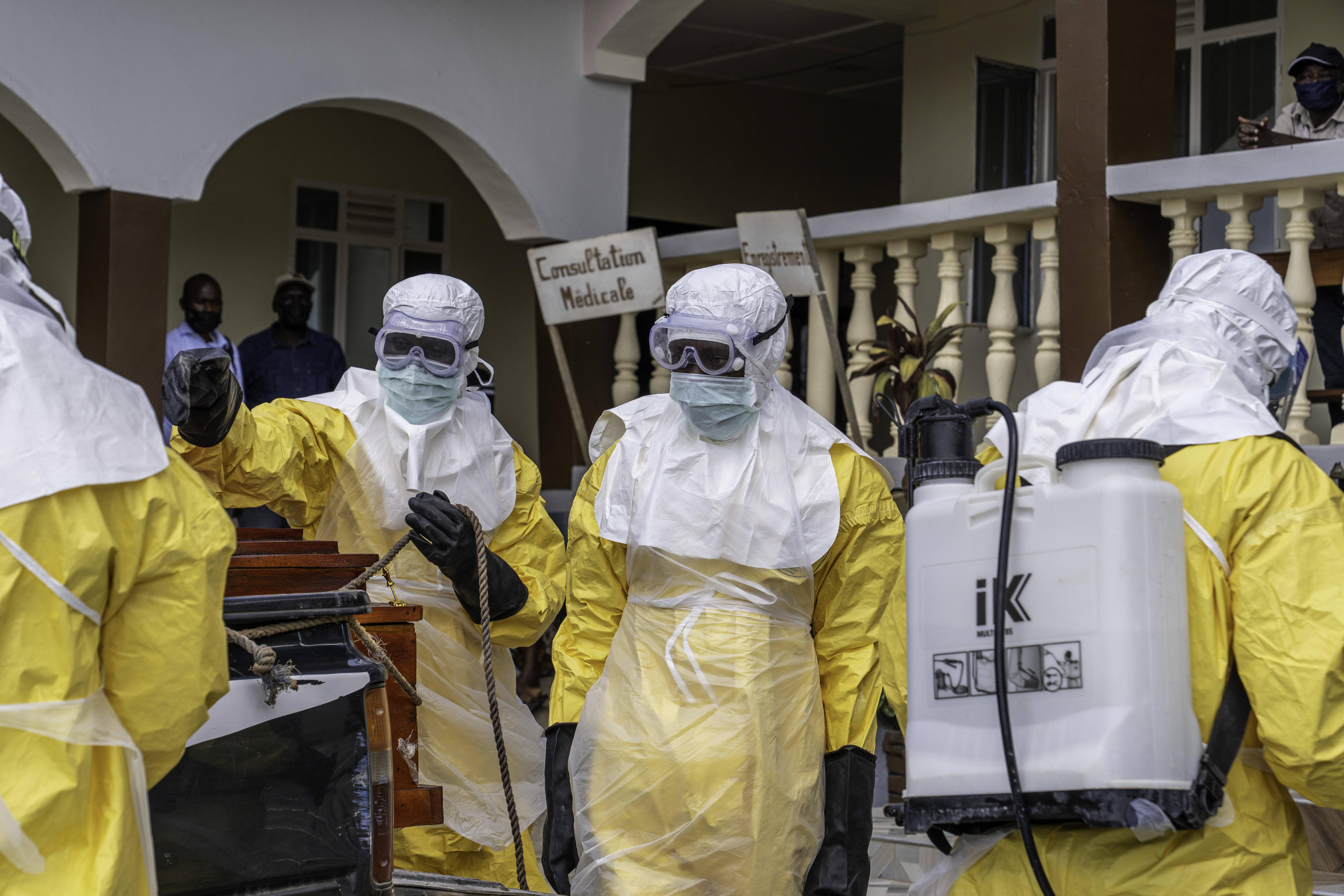 Trabalhadores de saúde protegem-se na RD Congo