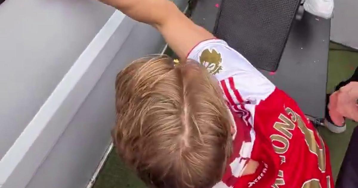 Bola em cheio no... polícia: o forte de Odegaard não é o cabeceamento