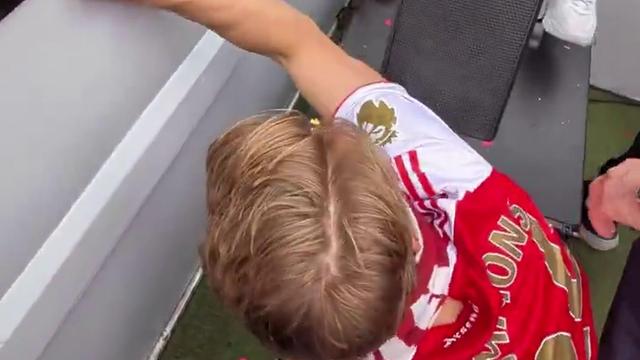Bola em cheio no... polícia: o forte de Odegaard não é o cabeceamento