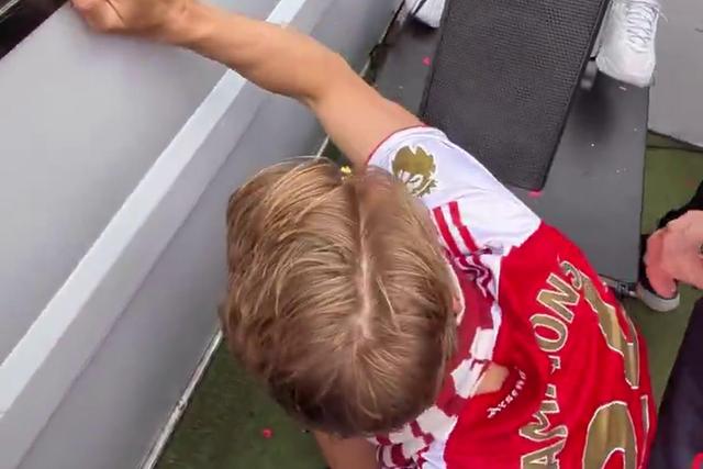 Bola em cheio no... polícia: o forte de Odegaard não é o cabeceamento