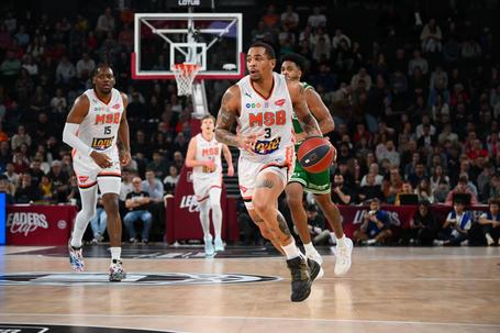 Travante Williams muda de camisola em França