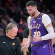 Mike Budenholzer e Jusuf Nurkic durante a temporada de 2024/25