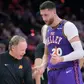 Mike Budenholzer e Jusuf Nurkic durante a temporada de 2024/25