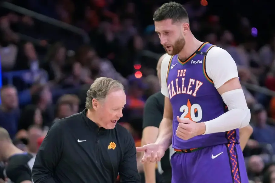 Mike Budenholzer e Jusuf Nurkic durante a temporada de 2024/25