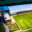 Um dos 12 relvados do St. George's Park e o campo 'indoor' - Foto: The FA