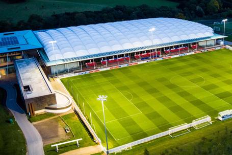 Um dos 12 relvados do St. George's Park e o campo 'indoor' - Foto: The FA