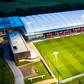 Um dos 12 relvados do St. George's Park e o campo 'indoor' - Foto: The FA