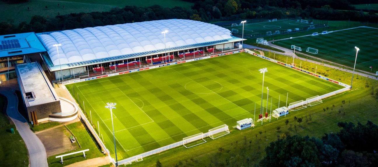 Um dos 12 relvados do St. George's Park e o campo 'indoor' - Foto: The FA